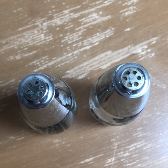 Set of glass s & p shakers - Picture 3 of 5